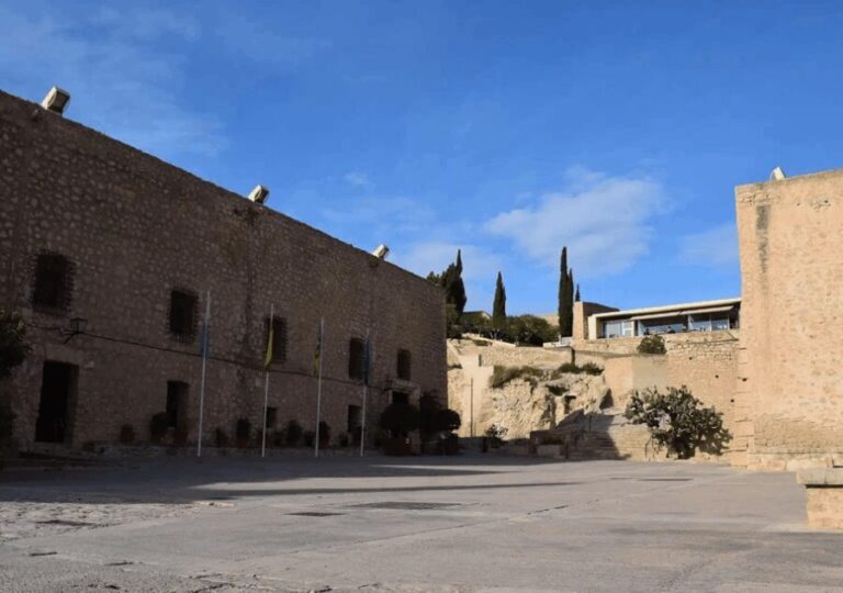 Alicante: Bullring and Castle Guided Tour with Taxi Transfer - The Itinerary in Detail