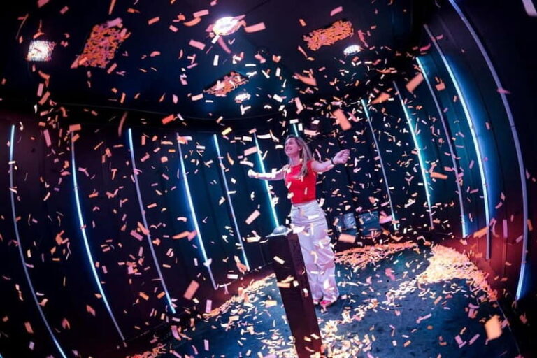 AMAZE Amsterdam: Immersive Audiovisual Experience - The Lounge and Additional Comforts