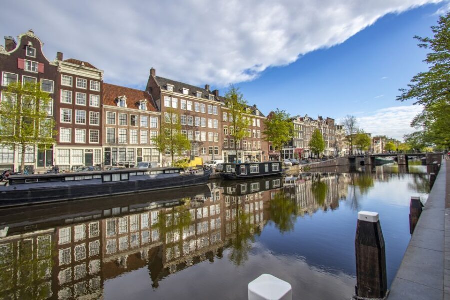 Amsterdam: Express Walk with a Local in 90 minutes - The Value of a Small Group Tour