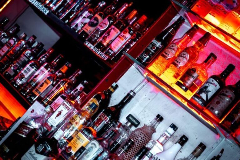 Amsterdam: Original Pub Crawl Party with VIP Entrance - Who Should Book This Tour?