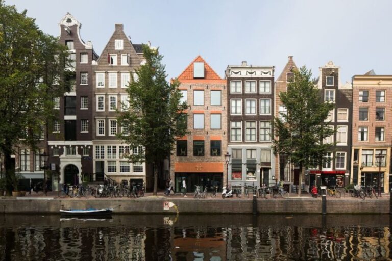 Amsterdam: Red Light District 1-hour Smartphone Audio Tour - Authenticity and Cultural Insights