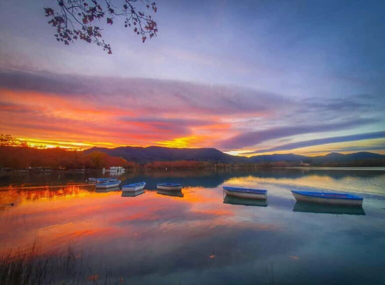 Banyoles: Small group historical walking tour - Discovering Banyoles: A Deep Dive