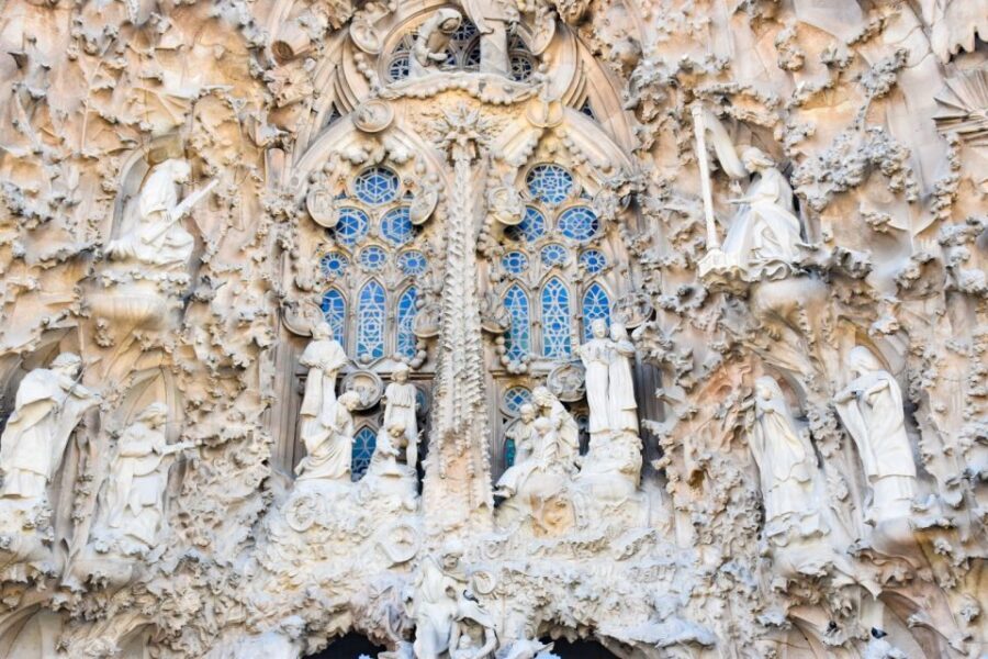Barcelona: Fast-Track Sagrada Familia and Towers Guided Tour - A Deep Dive into the Experience