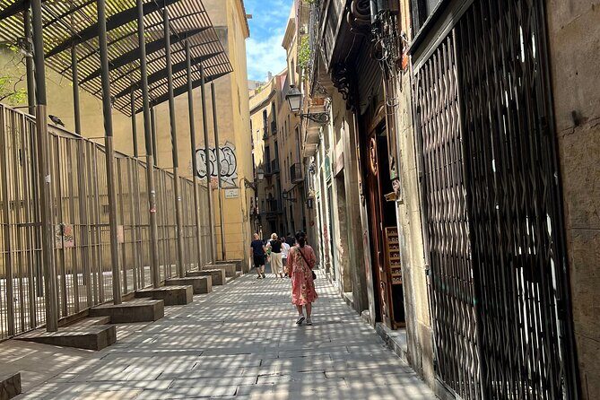 Barcelona: Guided City Tour by Local Transport - Detailed Breakdown of the Itinerary