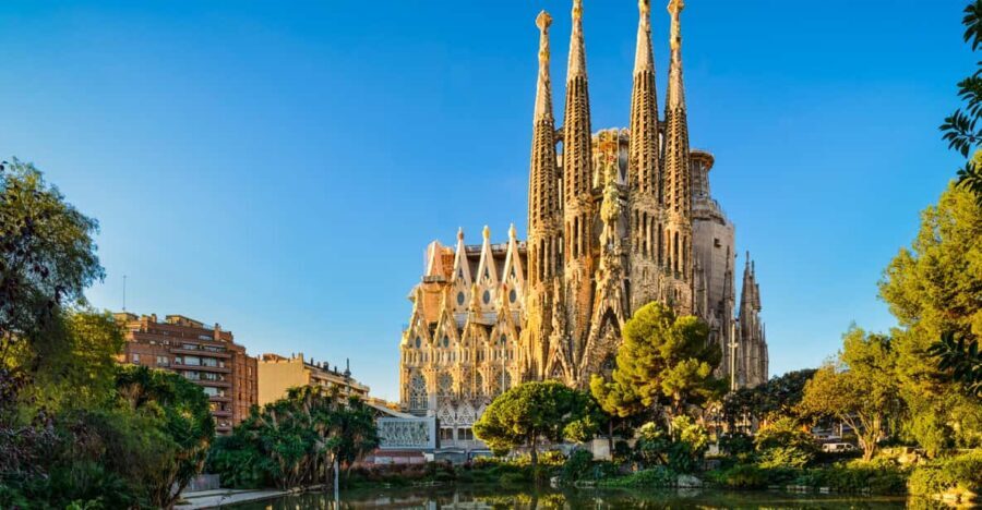 Barcelona Private Tour: Sagrada Familia,Park Güell & Pedrera - Transportation and Group Experience