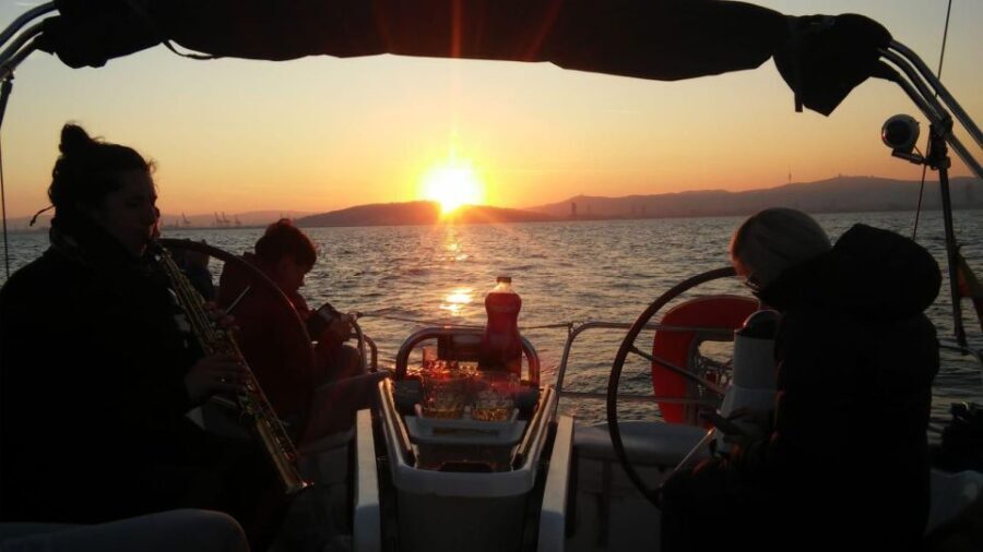 Barcelona: Sunset Live Sax and Sailing Experience with Tapas - Analyzing the Value