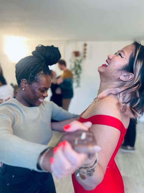 Barcelona: Tango Lesson with Bottomless Drinks - Why This Experience Excels