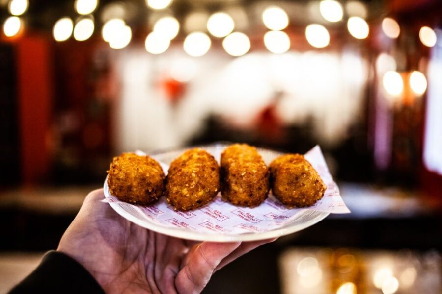 Barcelona: Tapas Food and Wine Tour in La Barceloneta - First Stop: Bar Bitácora