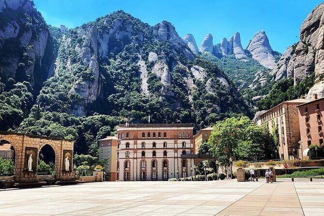 Barcelona to Montserrat: Guided Tour & Return Bus Transfers - Value and Cost Analysis