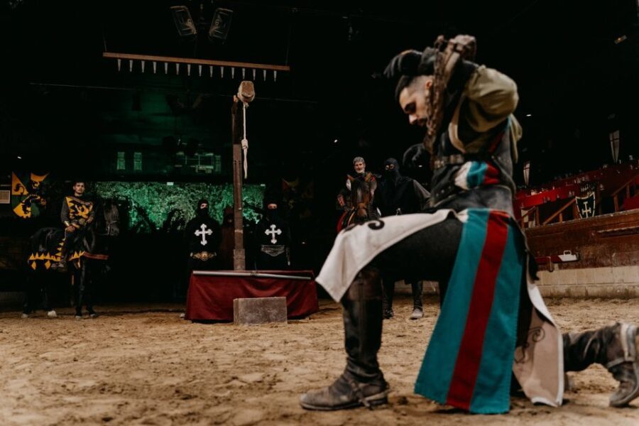 Benidorm: Dinner with Show at Magic Robin Hood - The Experience in Detail