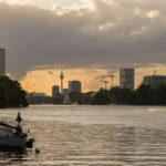 Berlin: 2.5-Hour Beer & Sunset Sightseeing Boat Cruise - The Heart of the Tour: Iconic Landmarks