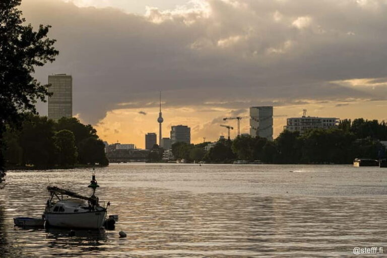 Berlin: 2.5-Hour Beer & Sunset Sightseeing Boat Cruise - The Heart of the Tour: Iconic Landmarks