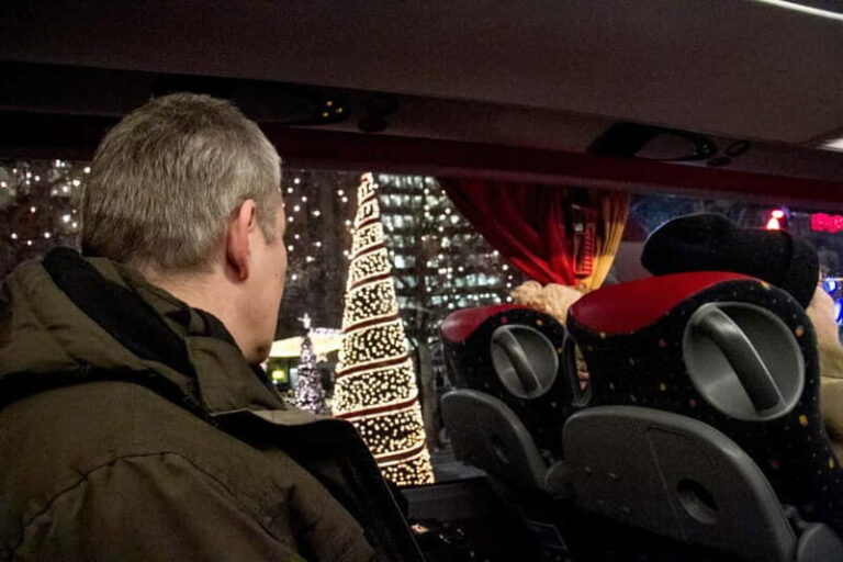 Berlin: 2-Hour Christmas Lights Bus Tour incl. Mulled Wine - Festive Highlights