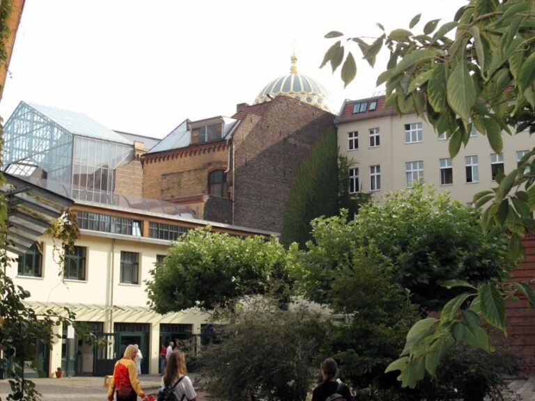 Berlin: Backyards of Berlin 2-Hour Tour - The Experience of the Guides and Group Dynamics