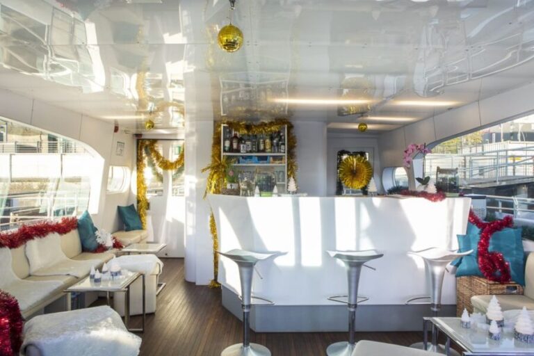 Berlin: Christmas Sightseeing Boat Tour - Who Will Appreciate This Tour?