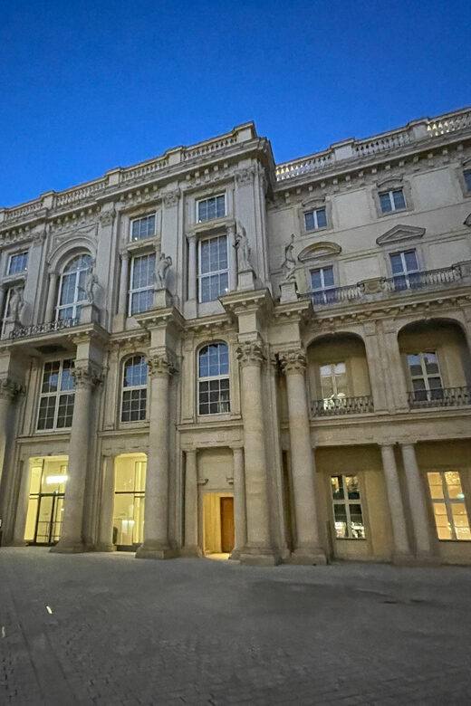 Berlin: history walk - sightseeing walk in english - Dive into Berlin’s Past: What to Expect on the Tour