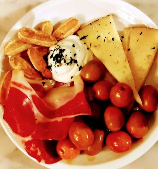 Bremen: Culinary Old Town Tour  with unique locations - Authentic Food & Local Stories: What Makes This Tour Special?