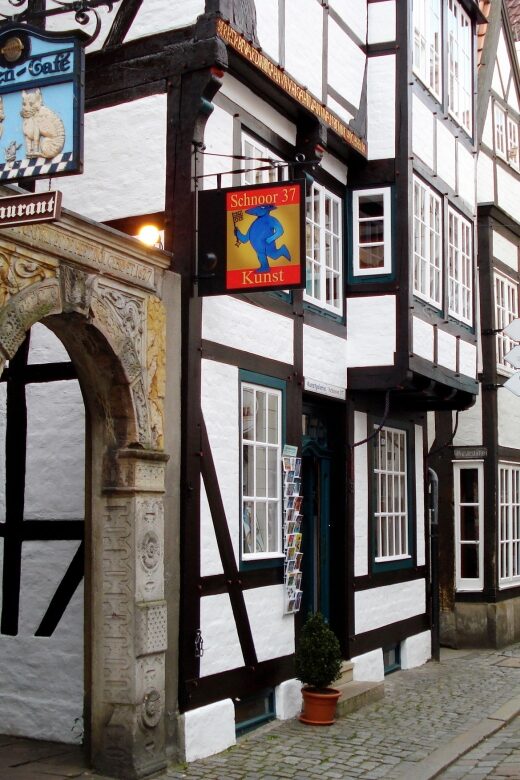 Bremen: Old Town Tour with Costumed Performer & Tour Guide - Why This Tour Works for Different Travelers