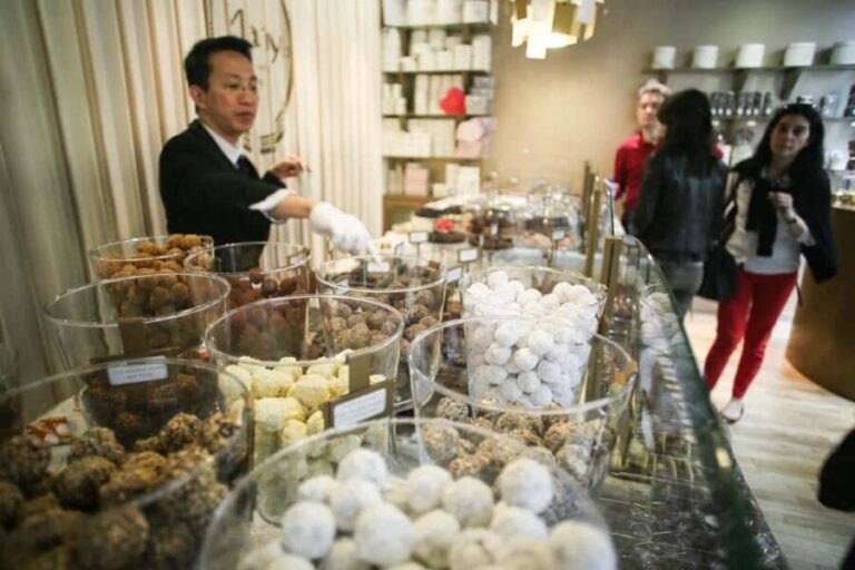 Brussels: Chocolate Appreciation and Tasting Walking Tour - The Quality of the Guide and the Group Experience