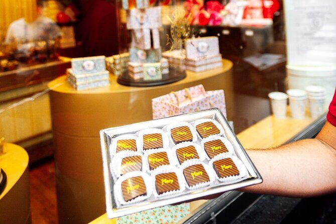 Brussels: Historical Walking Tour with Chocolate & Waffle Tasting - A Deep Dive into the Itinerary