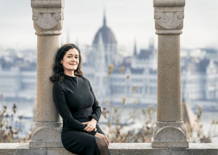 Buda Castle: Group photoshoot with a local guide - Is It Worth the Price?