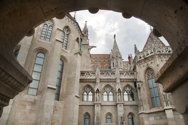 Budapest: Buda Castle Walking Tour in German - The Experience: What to Expect