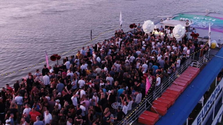 Budapest: Cruisin' Boat Party Tour with Electronic Music - The Vibe and Atmosphere