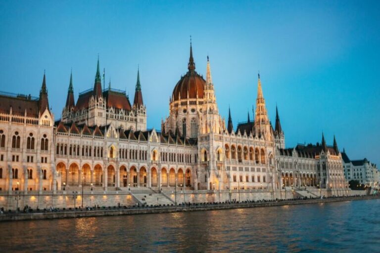Budapest: Danube Cruise with Hungarian Dinner and Live Music - Who Should Consider This Experience?
