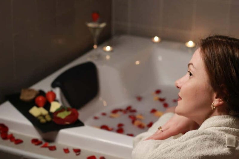 BUDAPEST, Day Spa : Couples Massage with Roses Bubble Bath - The Experience in Detail