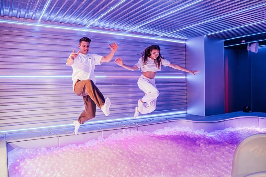 Budapest: Ikono Budapest Entry Ticket - The Experience Experience: Guides and Atmosphere