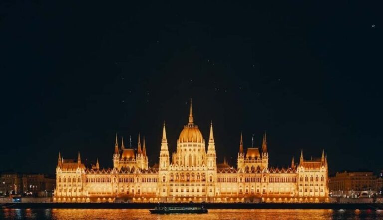 Budapest: Private Retro Minibus Night Lights Tour - In-Depth Look at the Budapest Night Lights Tour