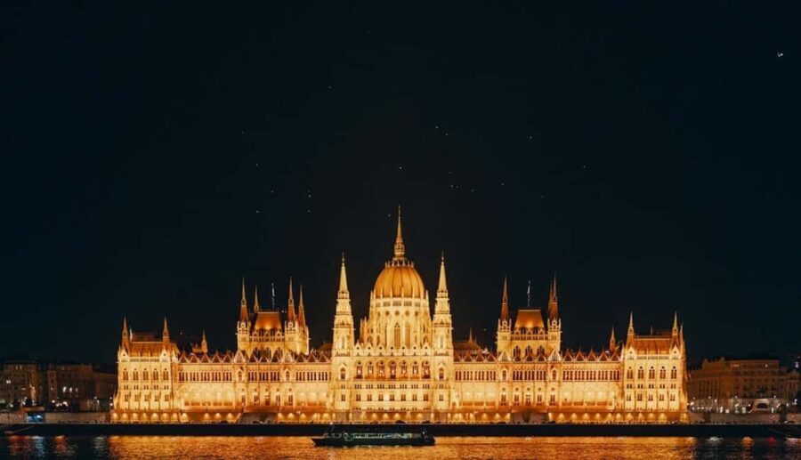 Budapest: Private Retro Minibus Night Lights Tour - In-Depth Look at the Budapest Night Lights Tour