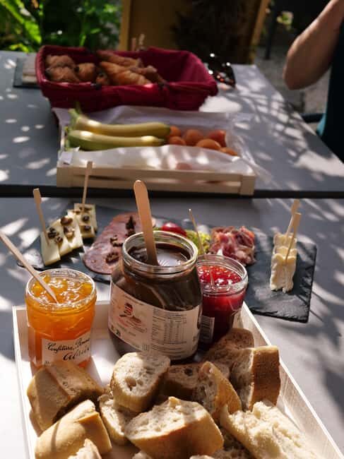 Carcassonne: Solex ride with guide and French-style brunch - Exploring the Medieval City