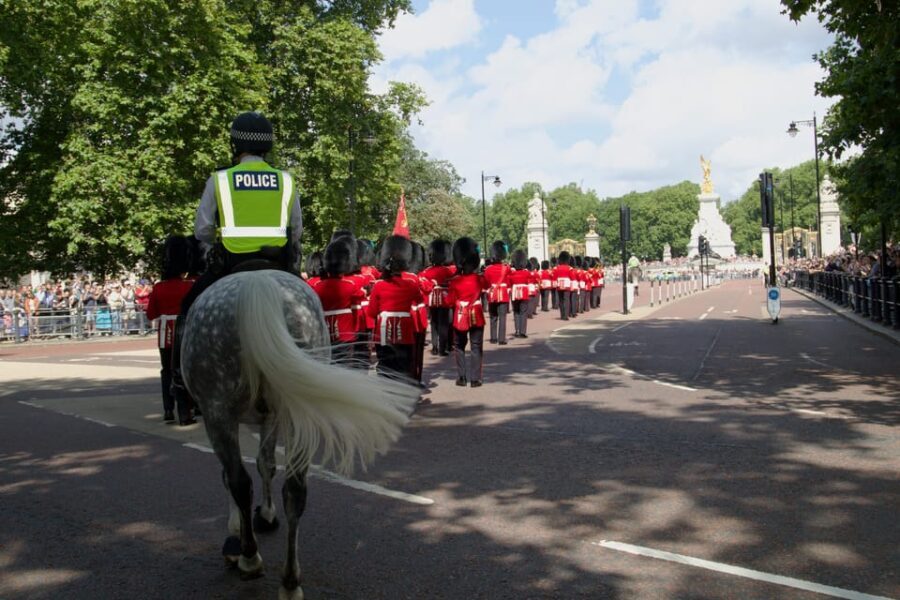 Changing of the Guard & Royal Food Tour with 10+ Tastings - Why This Tour Works Well