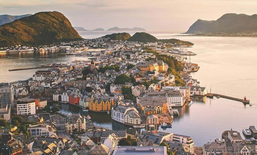 City walk in Ålesund: Art Nouveau, sea views, and insider tips - Detailed Breakdown of the Itinerary