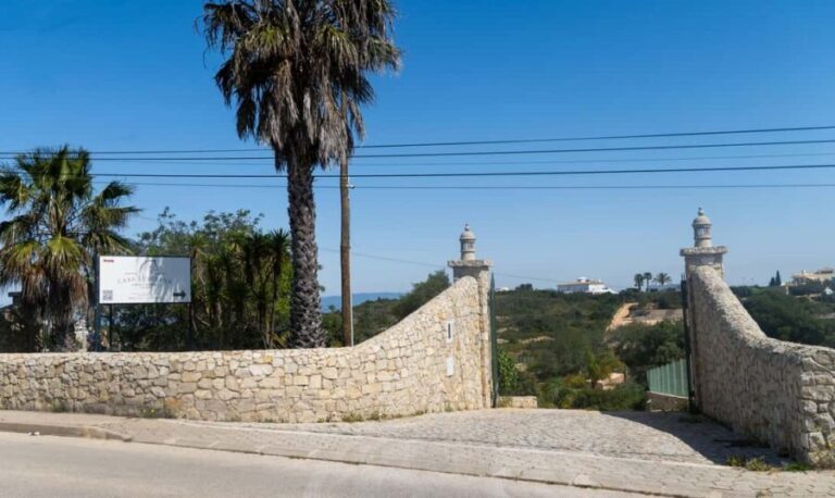 Cliffside Horseback Riding in the Algarve - Key Points