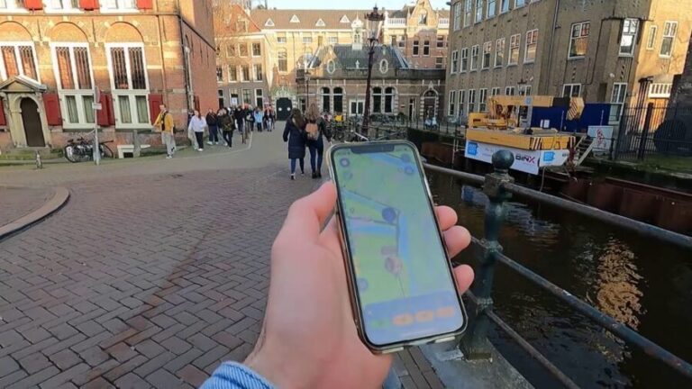 Coffeeshops Walking Tour with Smartphone App - How does the mobile app work?