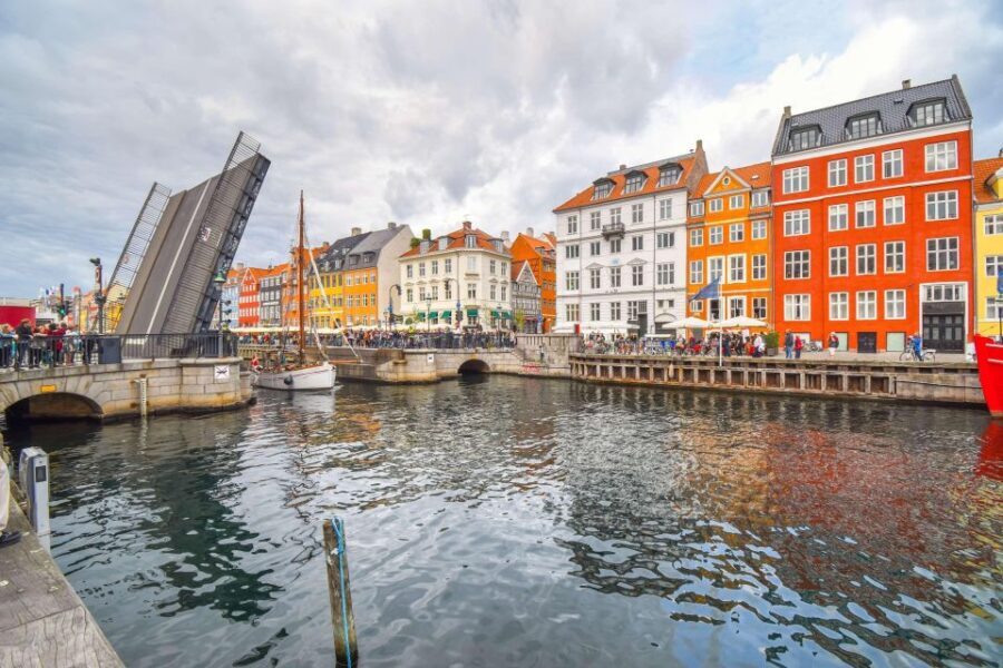 Copenhagen: Canal Boat Cruise & Old Town/Nyhavn Walking Tour - What Really Sets This Tour Apart