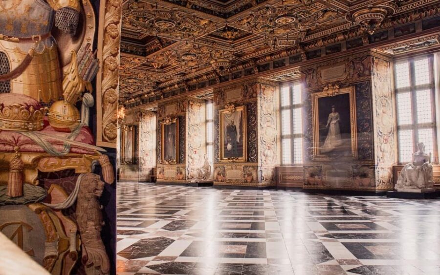 Copenhagen: Frederiksborg Tour in Spanish - Who is this tour best suited for?