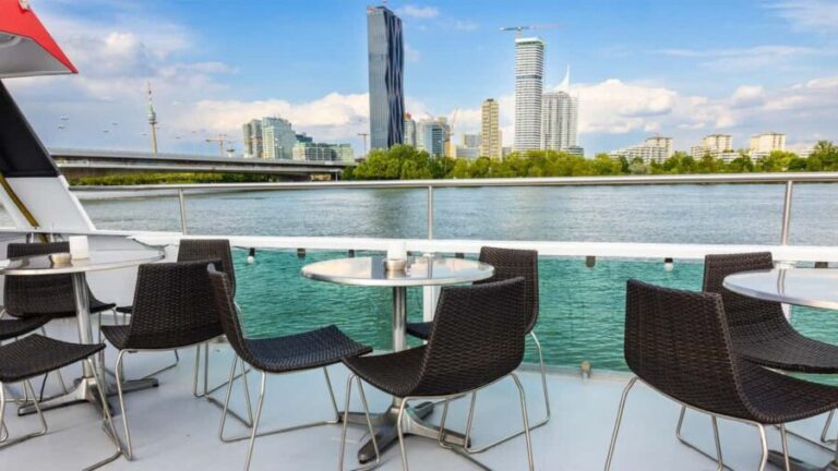 Danube Panorama Tour with free-flowing Prosecco - What You Can Expect During the Cruise