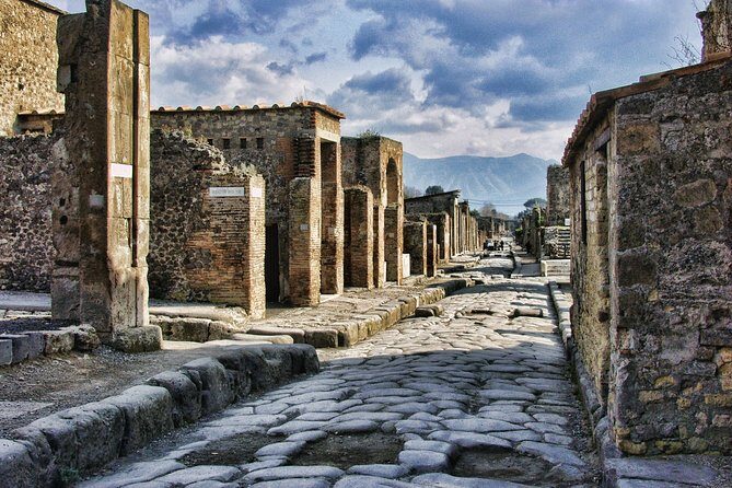 DISCOVERING POMPEII - VIP tour/Small group - The Sum Up