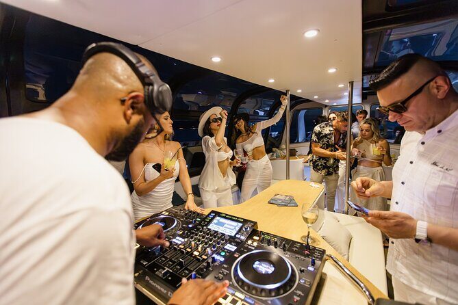 DJ Party on a Luxury Boat With Open Bar & Snacks - Sunset/Night - Who Should Book This Experience?