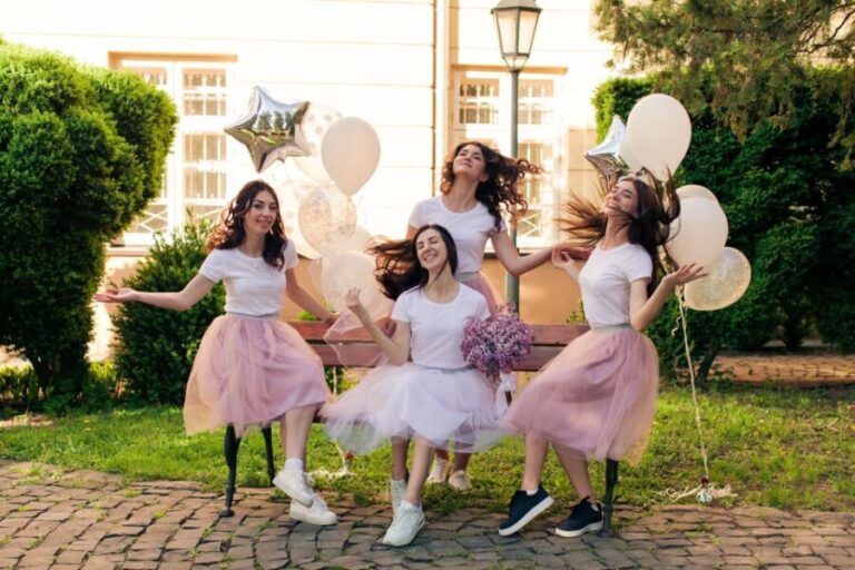 Düsseldorf: Girls-only-tour with shots, party, fun & games - Detailed Breakdown of the Itinerary