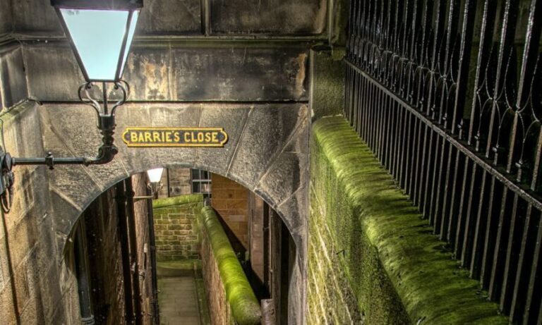 Edinburgh: 2-Hour Ghost Tour in Italian - Authenticity and Guides: Bringing Edinburgh’s Dark Past to Light