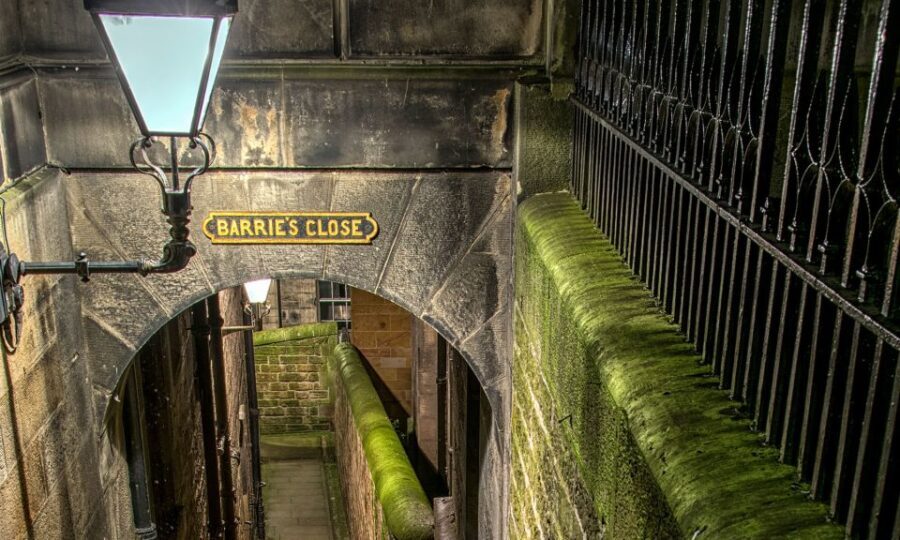 Edinburgh: 2-Hour Ghost Tour in Italian - Authenticity and Guides: Bringing Edinburgh’s Dark Past to Light
