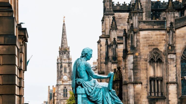 Edinburgh: Discover Edinburgh's Old Town Walking Tour - How the Tour Is Structured
