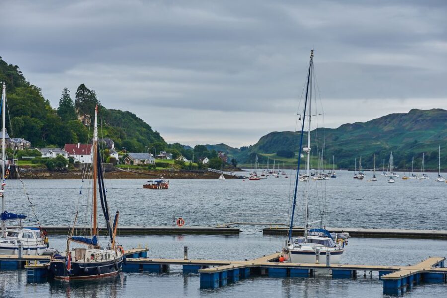 Edinburgh: Oban, Kilchurn Castle & Inveraray Tour in Spanish - The Experience and Value