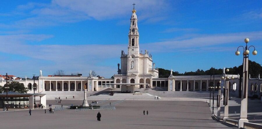 Fatima Sanctuary and Pastorinhos Village Day Trip from Porto - Arriving at Fátima: First Impressions