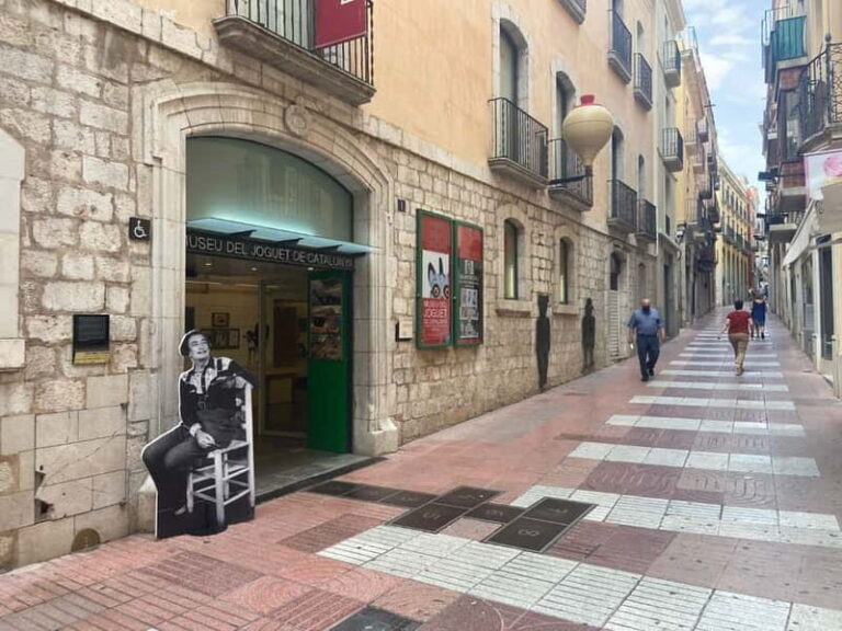 Figueres & Dali Museum Walking Tour with Tickets - Exploring the Itinerary in Detail