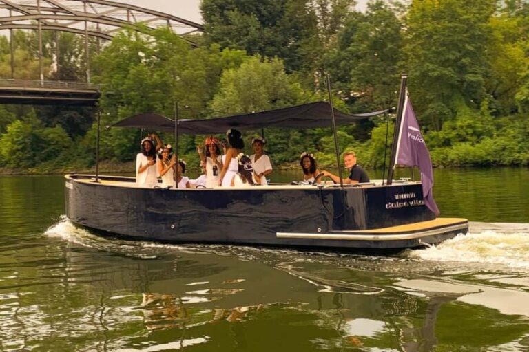 Frankfurt am Main: Private boat ride with skyline view for up to 18 guests - FAQ